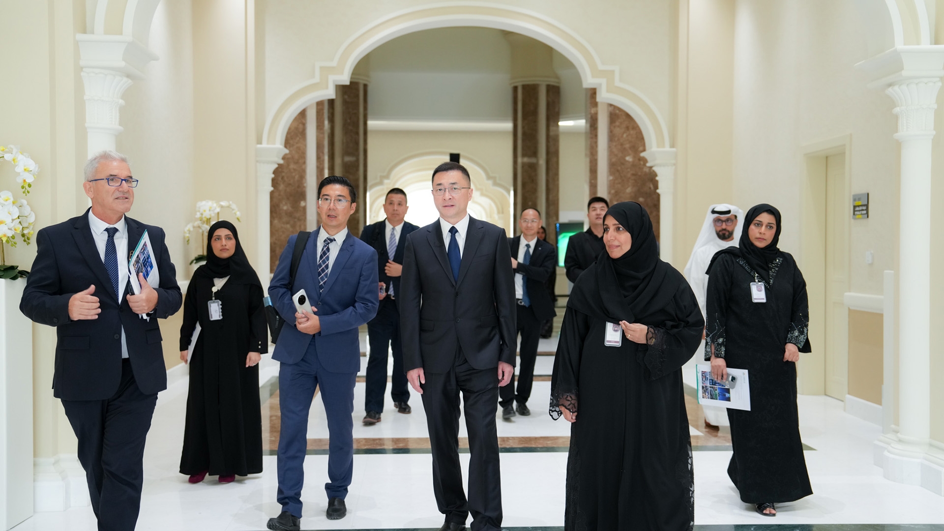 جامعة كلباء تستقبل وفدًا رفيع المستوى من جامعة شنغهاي للرياضة