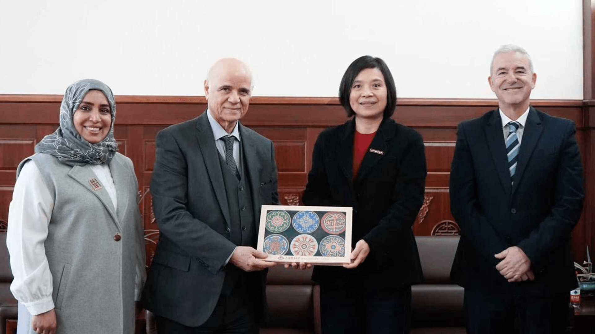 وفد جامعة كلباء يزور جامعة شنغهاي للرياضة لتعزيز التعاون الأكاديمي الاستراتيجي